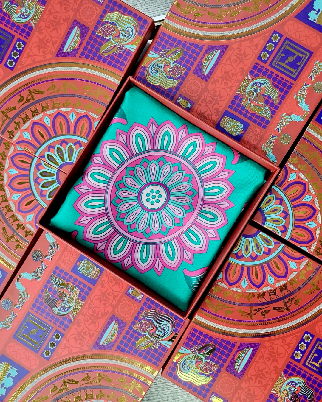 Quà Tặng Cao Cấp / Khăn Lụa Vuông Mây Hoạ Long Ân / Xanh Ngọc