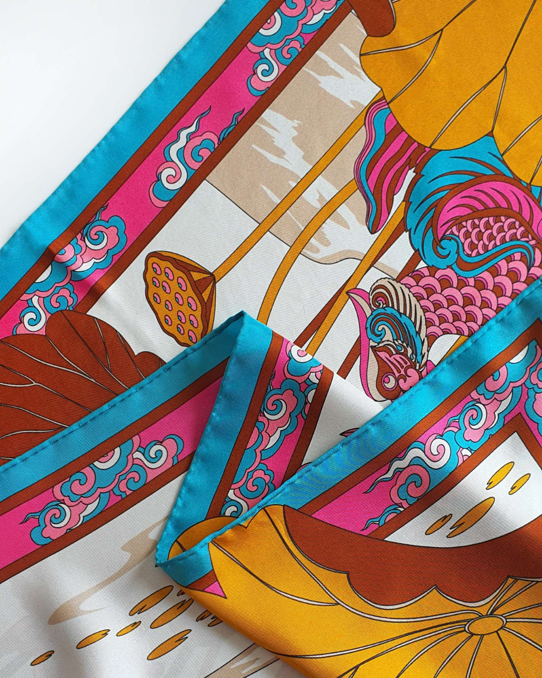 Khăn Lụa Uyên Ương Liên Hạ / Be & Nâu / 90x90cm / 36x36in
