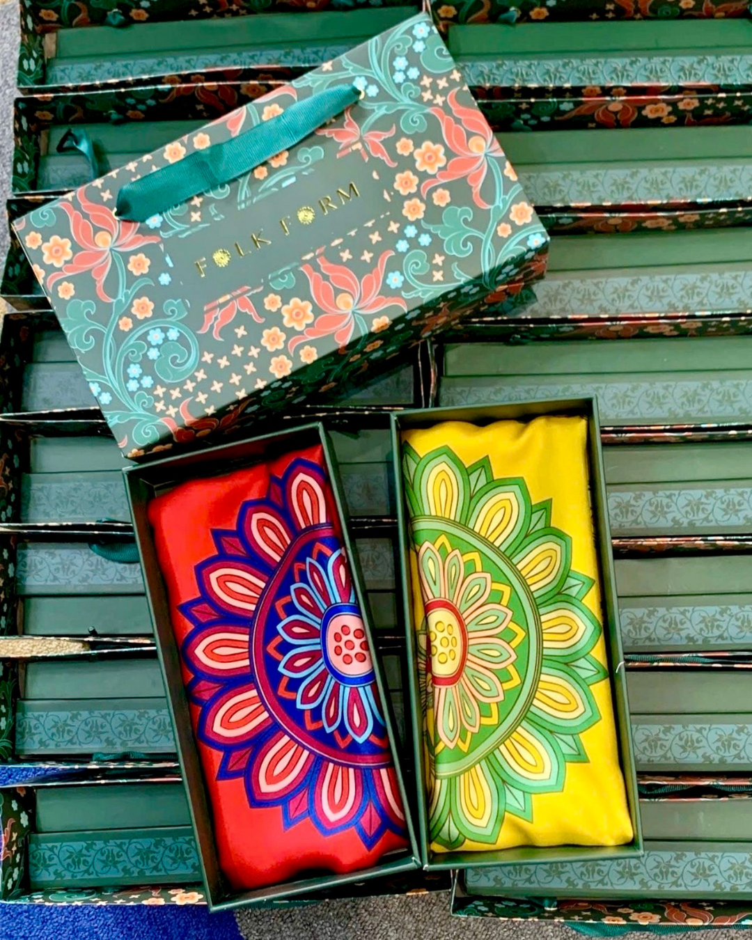 Quà Tặng Cao Cấp Tinh Vân / Khăn Lụa Vuông Mây Hoạ Long Ân / Vàng