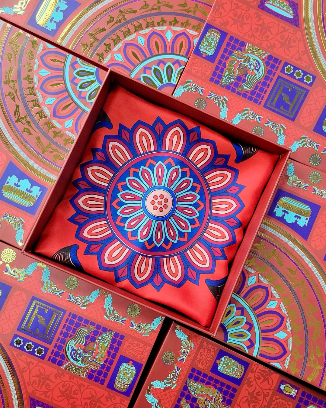 Quà Tặng Cao Cấp / Khăn Lụa Vuông Mây Hoạ Long Ân / Đỏ