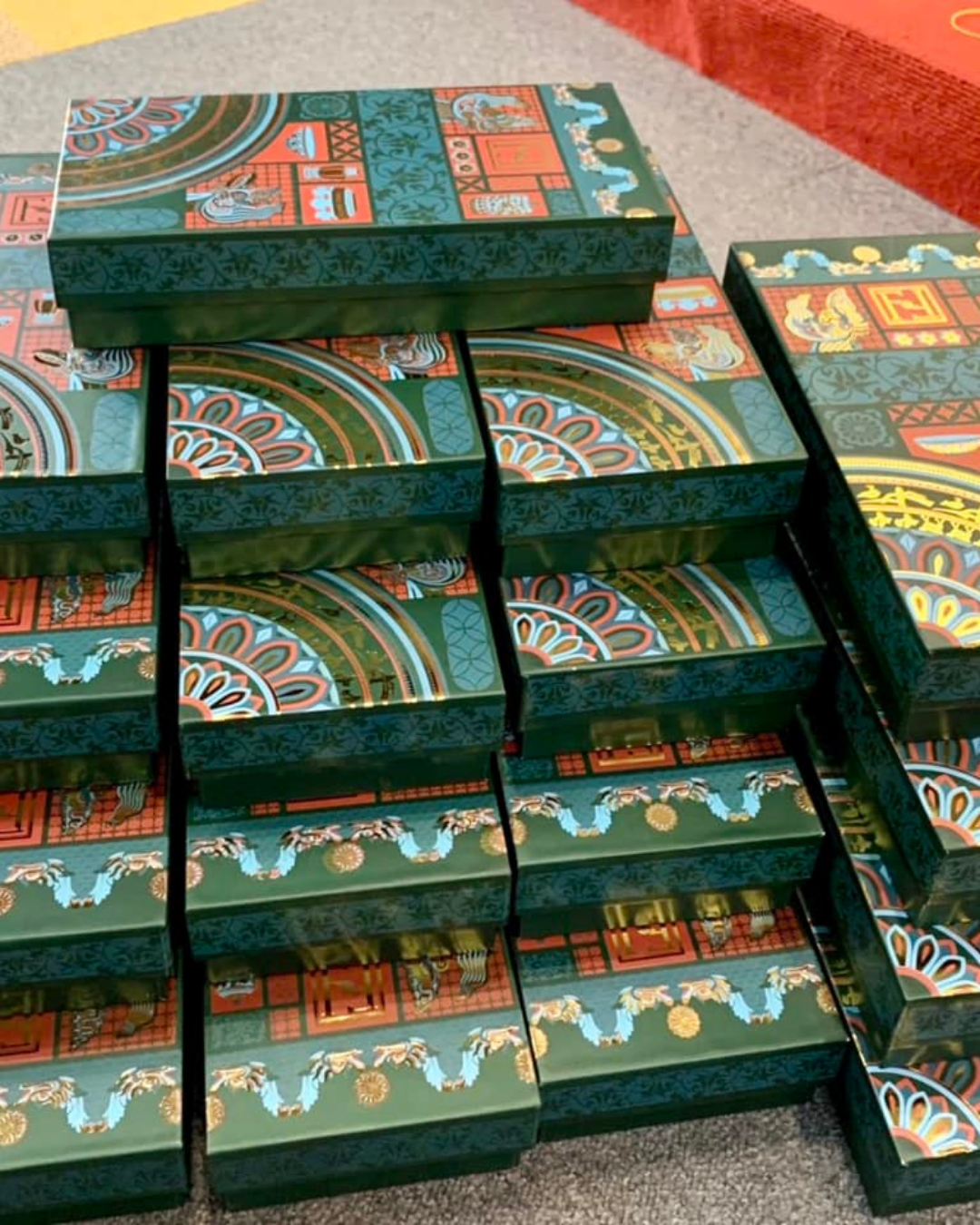 Bộ Quà Bình An / Quà Tặng Cao Cấp / Khăn Lụa Vuông Mây Hoạ Long Ân