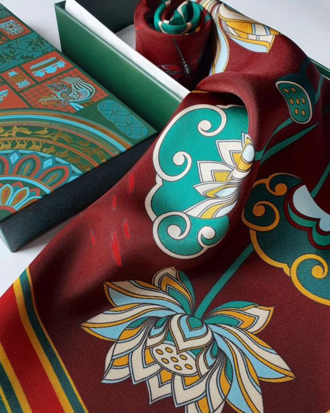 Khăn Lụa Vuông Cố Đô Liên Hoạ / Nâu & Xanh Lá Đậm