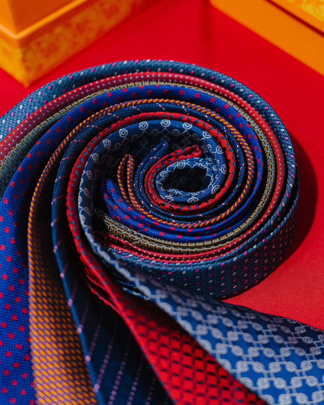 Quà Tặng Cao Cấp / Cà Vạt Lụa Gấm Hoa Văn Mắt Xích / Be / 8cm x 145cm