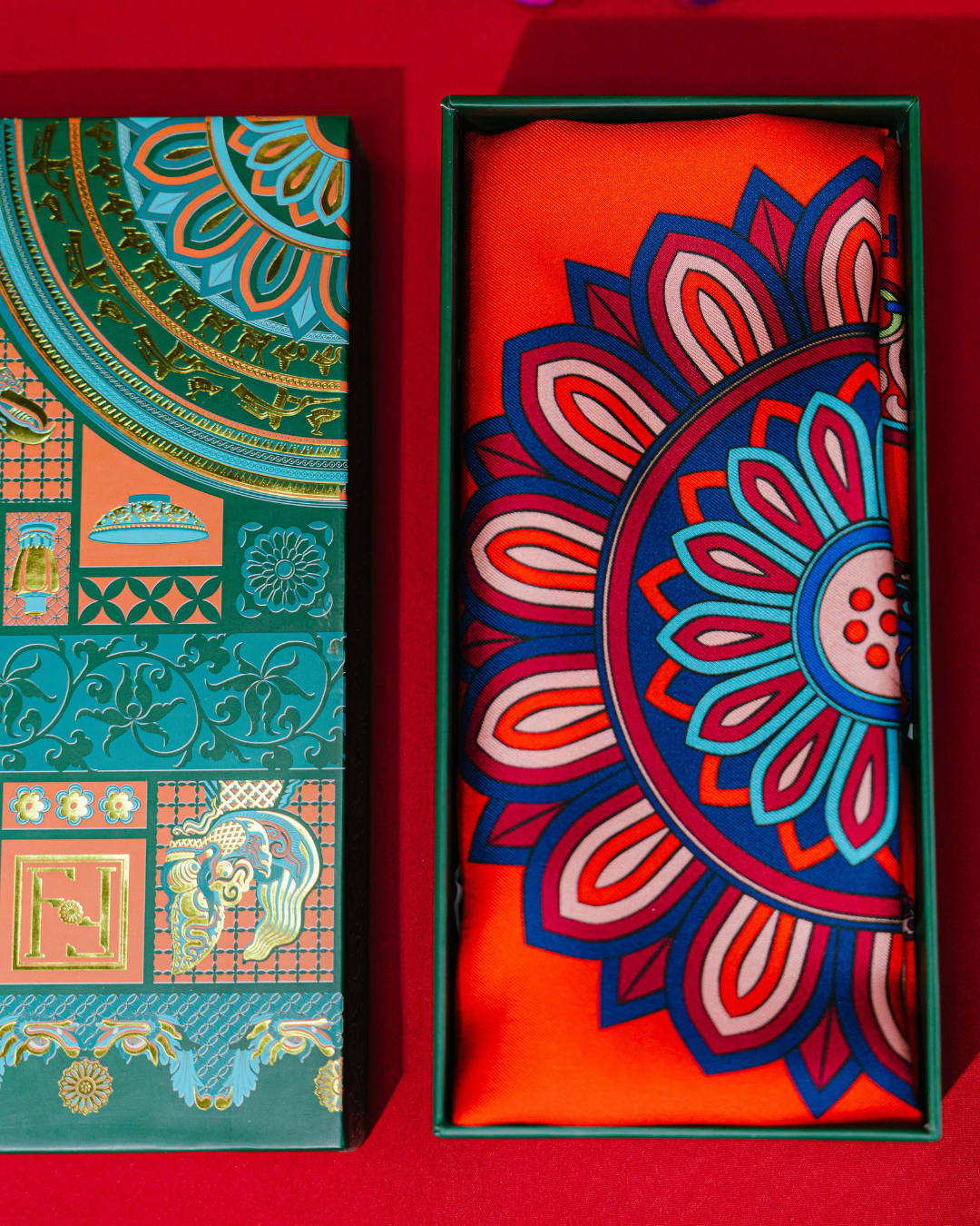 Quà Tặng Cao Cấp Tinh Ngọc / Khăn Lụa Vuông Hương Vân Long Mộng / Đỏ