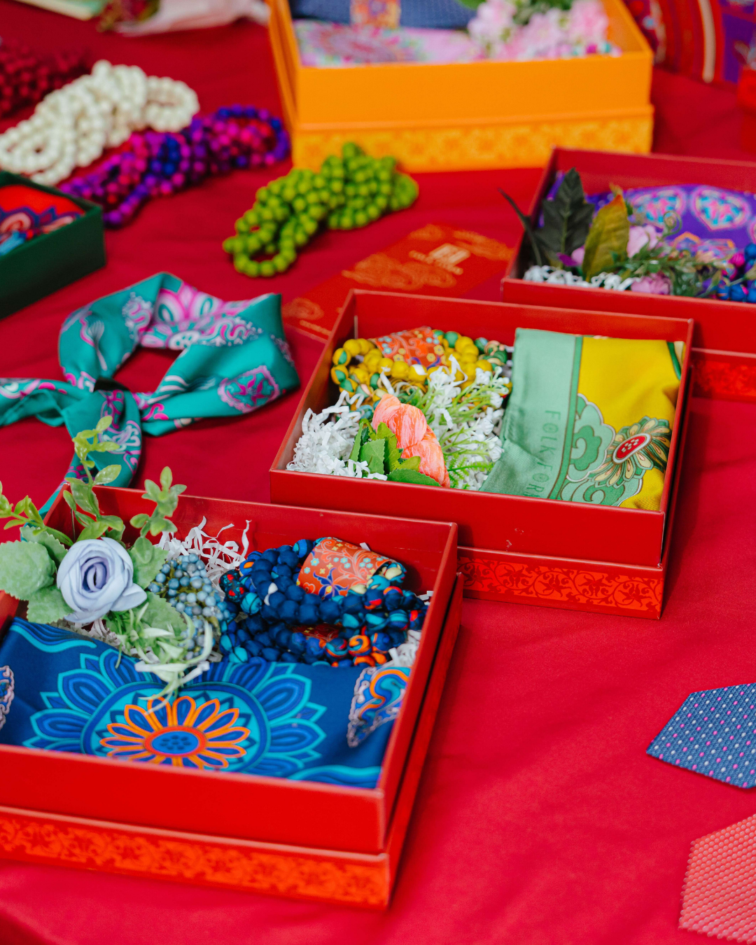 Quà Tặng Cao Cấp / Khăn Lụa Vuông Hương Vân Long Mộng / Xanh Lá & Vàng