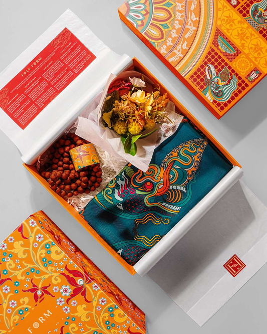 Quà Tặng Cao Cấp Tinh Mỹ / Khăn Lụa Vuông Hương Vân Long Mộng / Xanh Lá & Da Cam