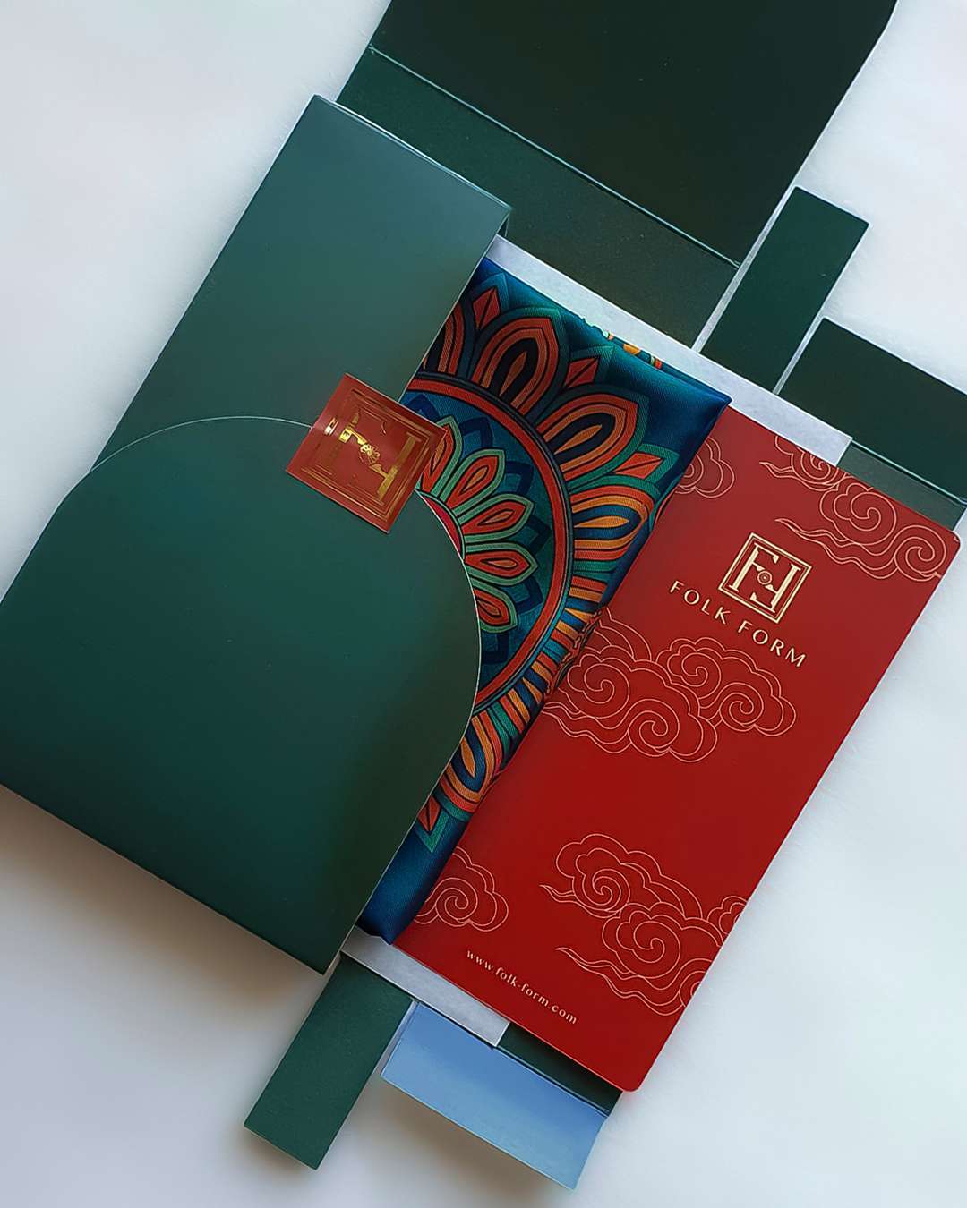 Quà Tặng Cao Cấp / Khăn Lụa Vuông Mây Hoạ Long Ân / Xanh Lá Đậm