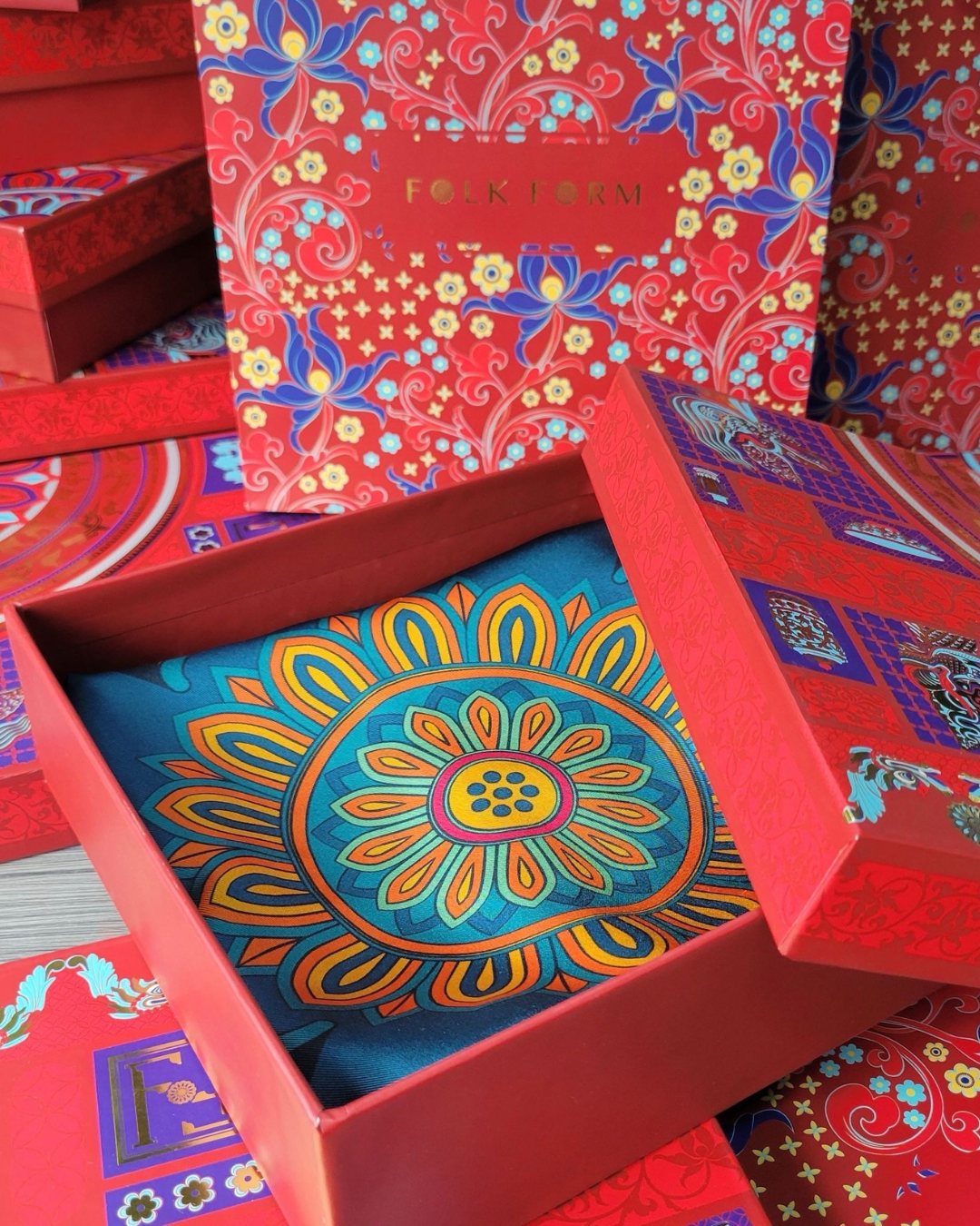 Quà Tặng Cao Cấp / Khăn Lụa Vuông Mây Hoạ Long Ân / Xanh Lá Đậm