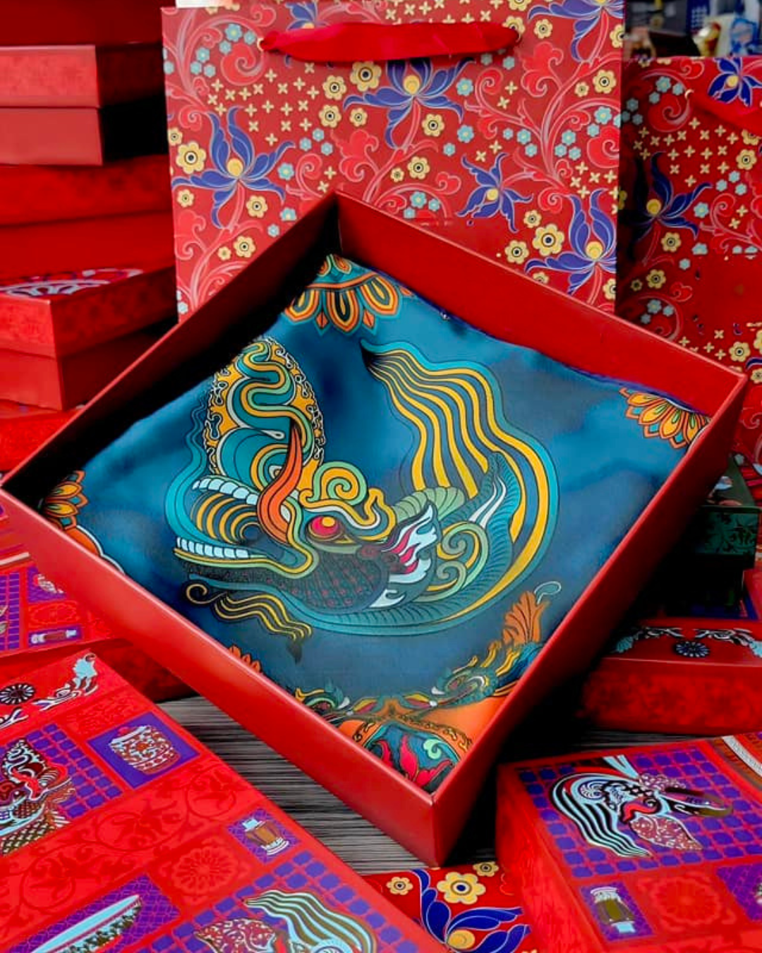 Quà Tặng Cao Cấp / Khăn Lụa Vuông Mây Hoạ Long Ân / Xanh Lá Đậm