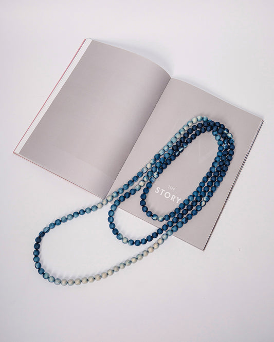 Vòng Hạt Bọc Lụa Nhuộm Loang / Xanh Than & Trắng / 110cm